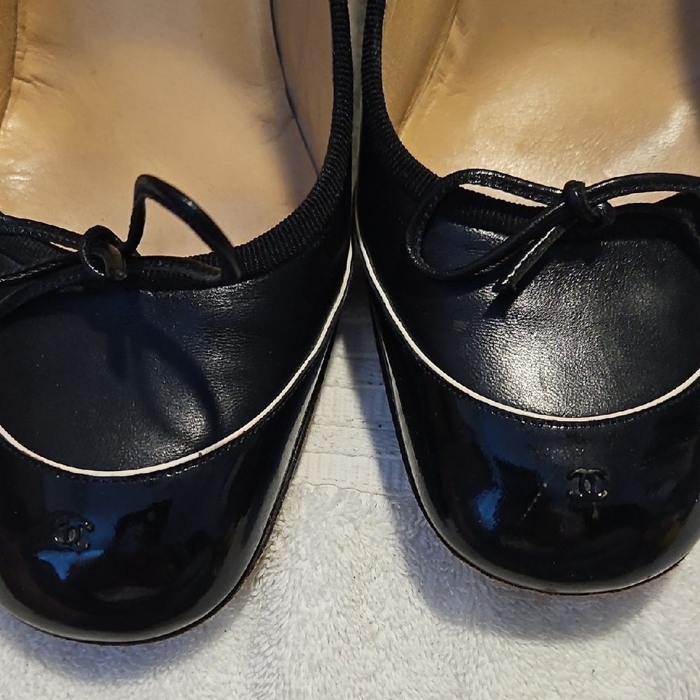 CHANEL Black Leather Ballet Flats with Contrast Trim and Bow - Picture 3 of 13